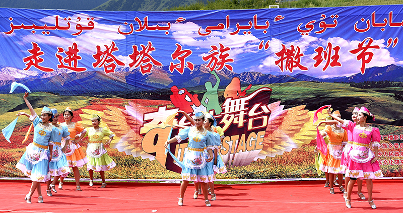 塔塔尔族撒班节跳起欢快的《黑走马》